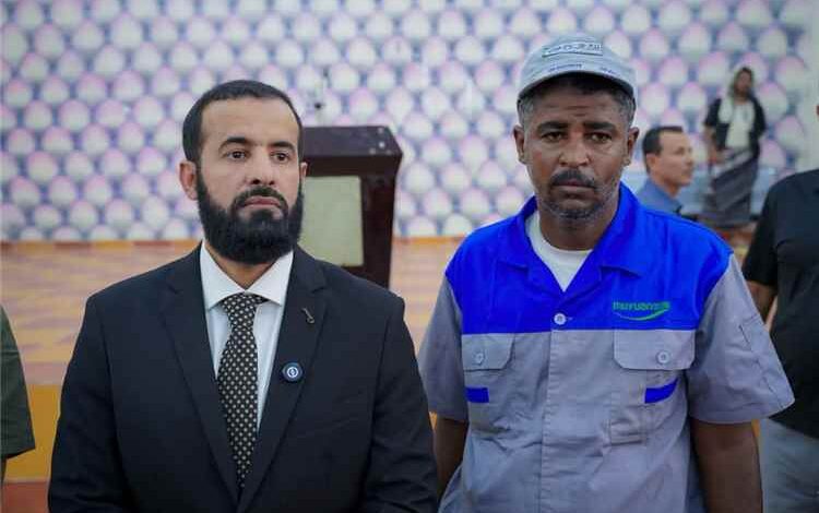 محافظ أبين: عمال النظافة يحظون برعاية خاصة ونعمل على تحسين أوضاعهم المعيشية والصحية