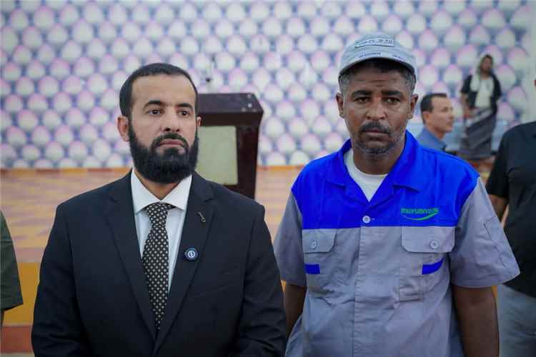 محافظ أبين: عمال النظافة يحظون برعاية خاصة ونعمل على تحسين أوضاعهم المعيشية والصحية