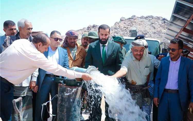 محافظ أبين يدشن افتتاح مشروع مياه أمصرة ويؤكد مواصلة تنفيذ المشاريع الخدمية