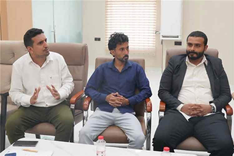 محافظ أبين يلتقي اللجنة التحضيرية للقمة الشبابية ويشدد على أهمية دعم وتمكين الشباب في مختلف المجالات