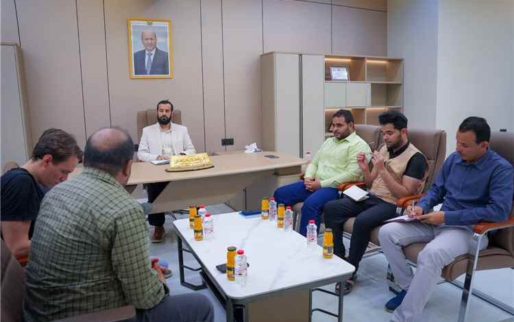 محافظ أبين يلتقي المدير الإقليمي لمنظمة إنترسوس ويشيد بتدخلاتها الإنسانية في المحافظة