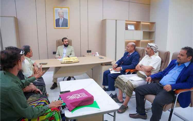 محافظ أبين يلتقي مدير عام مديرية سباح ويناقش احتياجات المديرية
