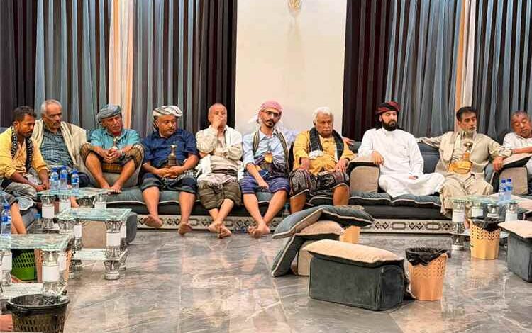 محافظ أبين يلتقي مشايخ ووجهاء آل فضل ويؤكد تعزيز التلاحم الوطني وتوحيد الصفوف