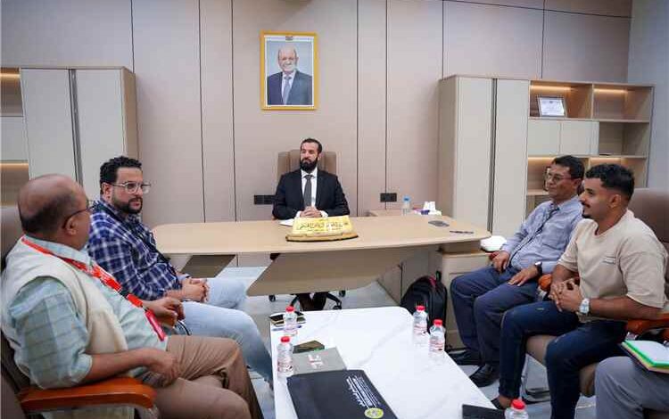 محافظ أبين يلتقي وفد منظمة "أكشن فور هيومانيتي" ويؤكد أهمية توسيع تدخلاتها الإنسانية والتنموية