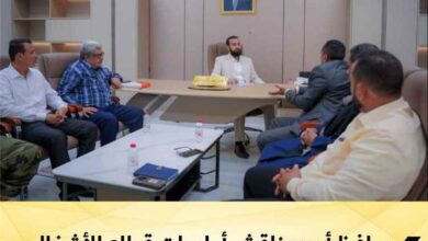 محافظ أبين يناقش أولويات قطاع الأشغال ويشدد على تحسين شبكة الطرق