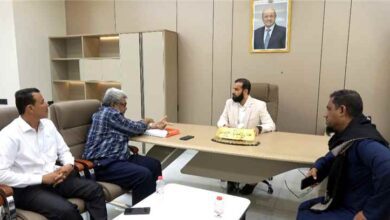 محافظ أبين يناقش مع مدير عام الأشغال مشاريع الطرق وأولويات صيانة البنية التحتية بالمحافظة