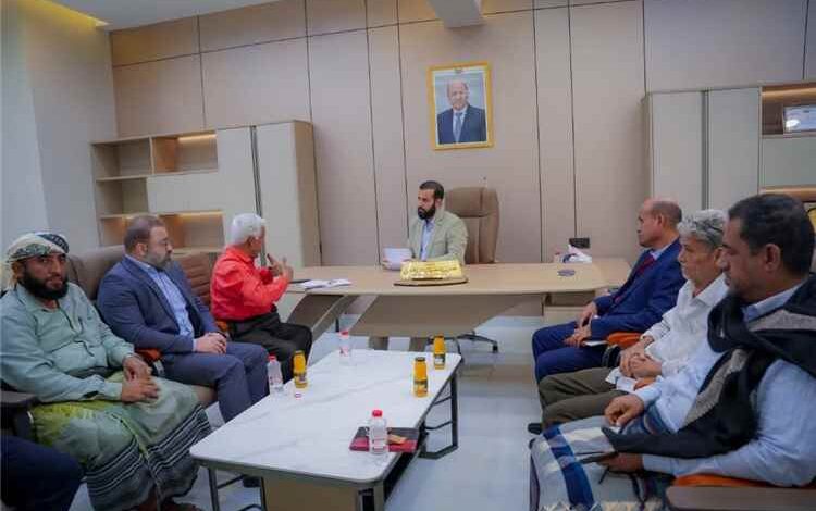 محافظ أبين يناقش مع مستشار قطاع الكهرباء استمرارية الطاقة المشتراة لشركة العليان لتحسين جودة الخدمة