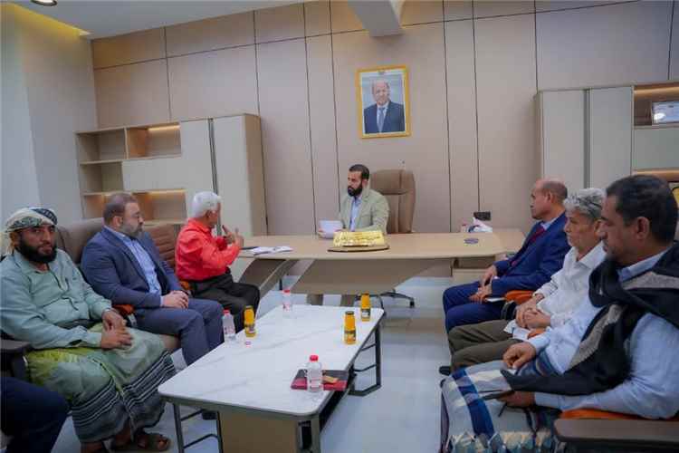 محافظ أبين يناقش مع مستشار قطاع الكهرباء استمرارية الطاقة المشتراة لشركة العليان لتحسين جودة الخدمة