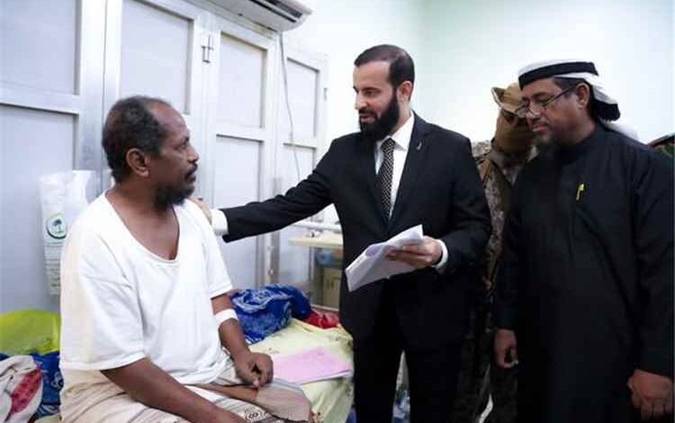 محافظ أبين يوقف مدير مستشفى الرازي ويحيله إلى التحقيق خلال زيارة مفاجئة