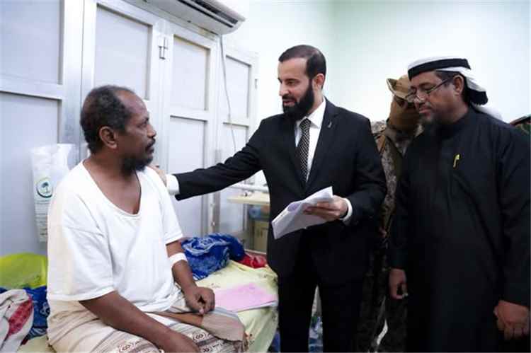 محافظ أبين يوقف مدير مستشفى الرازي ويحيله إلى التحقيق خلال زيارة مفاجئة