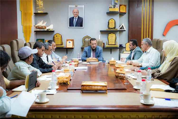 محافظ العاصمة عدن يترأس اجتماع الوحدة التنفيذية المستقلة لمشروع ترميم وإعادة إعمار المباني المتضررة من الحرب