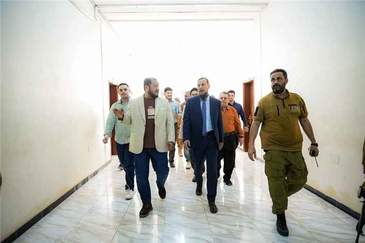 محافظ العاصمة عدن يتفقد سير العمل في صندوق النظافة وتحسين المدينة