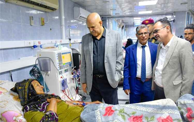 محافظ تعز يتفقد مركز الأطراف الصناعية ويشيد بخدماته العلاجية والإنسانية