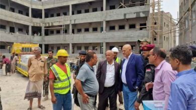 محافظ تعز يوجه بإعادة تفعيل وحدة صيانة وترميم الشوارع ويتفقد مشروع مجمع إسعاد المدرسي