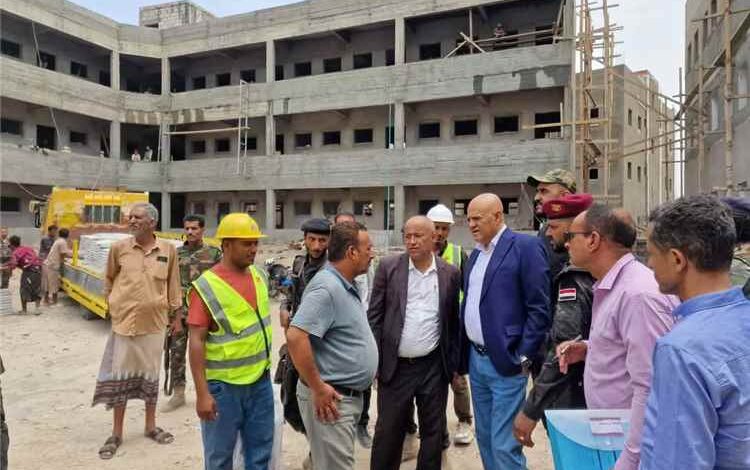 محافظ تعز يوجه بإعادة تفعيل وحدة صيانة وترميم الشوارع ويتفقد مشروع مجمع إسعاد المدرسي