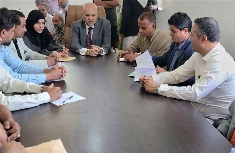 محافظ تعز يوجه بتطوير آليات عمل صندوق النظافة وفق رؤية فنية وتقنية متكاملة