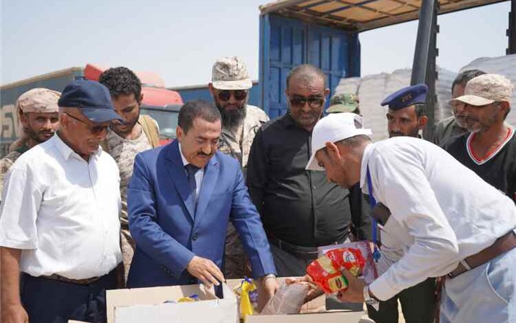 محافظ حجة يدشن القافلة الغذائية الثانية المقدمة من السعودية للمناطق المحررة