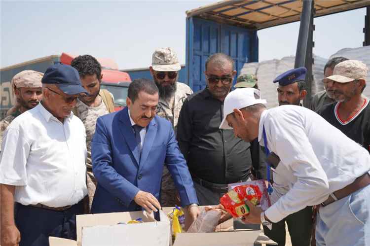 محافظ حجة يدشن القافلة الغذائية الثانية المقدمة من السعودية للمناطق المحررة