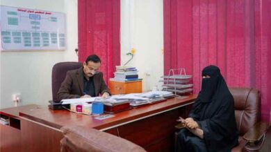 محافظ شبوة يؤكد اهتمام السلطة المحلية بتعزيز دور المرأة ويطلع على الانشطة الشبابية والرياضة