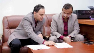 محافظ شبوة يؤكد على ايجاد معالجة جذرية لمشكلة الرمال المتحركة في الطرق الساحلية.