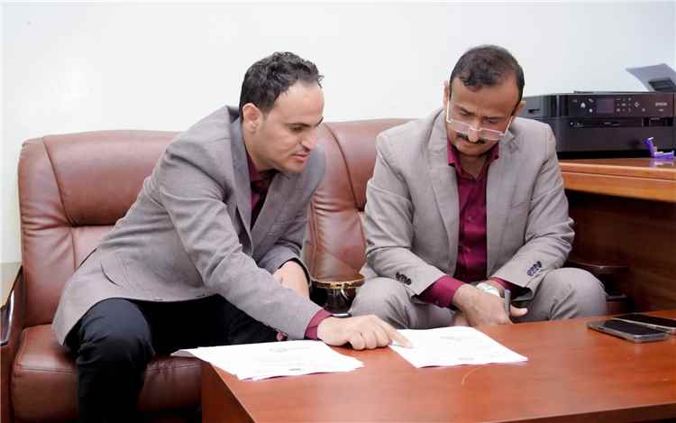 محافظ شبوة يؤكد على ايجاد معالجة جذرية لمشكلة الرمال المتحركة في الطرق الساحلية.