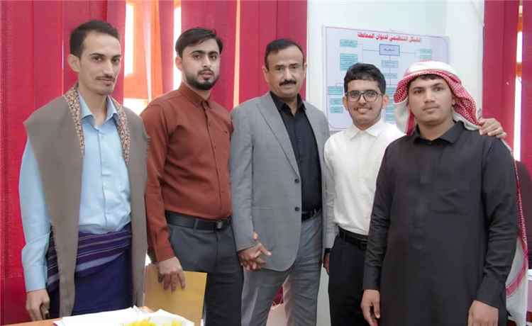 محافظ شبوة يجدد دعم السلطة المحلية لطلاب المحافظة في الجامعات ويؤكد معالجة التحديات التي تواجههم.