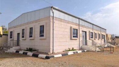 محافظ شبوة يدفع بتطوير خدمات الأحوال المدنية عبر مركز إصدار آلي حديث