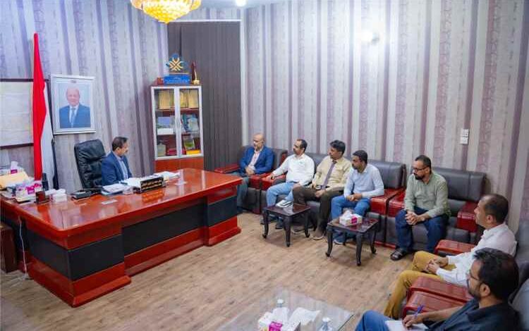 محافظ شبوة يطلع على تقرير اولي عن  تنفيذ أول مسح ميداني لمرض التراخوما ويؤكد دعم السلطة المحلية لإنجاحه.