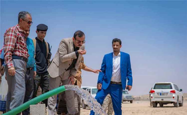محافظ شبوة يفتتح مشروع مياه نعضة ويؤكد مواصلة التوسع في مشاريع الأمن المائي والتنمية الخدمية