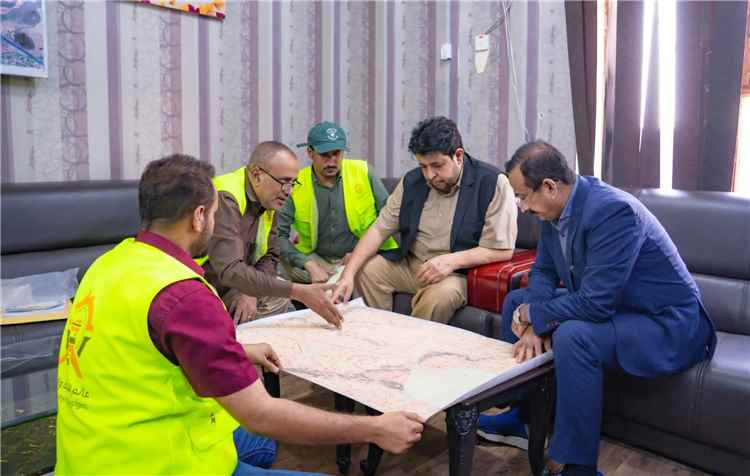 محافظ شبوة يناقش أوضاع صندوق النظافة والتحسين ويشيد بدراسة مواجهة شحة المياه