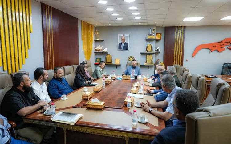 محافظ عدن يؤكد أهمية توحيد الجهود والاستفادة من الكفاءات لتعزيز الأداء والخدمات