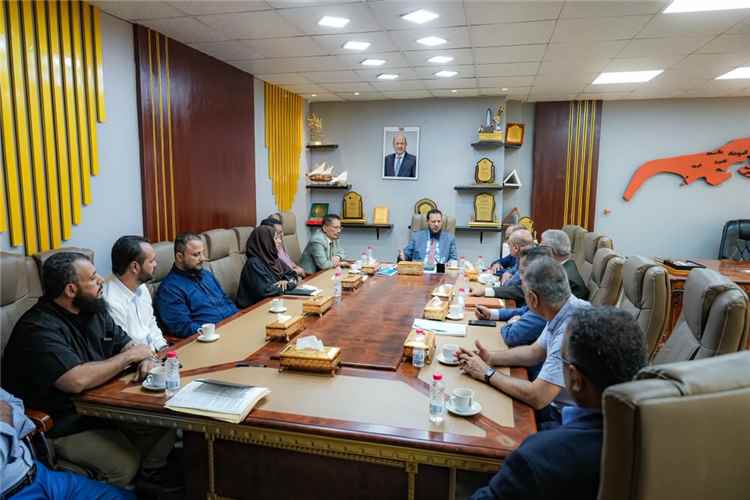محافظ عدن يؤكد أهمية توحيد الجهود والاستفادة من الكفاءات لتعزيز الأداء والخدمات
