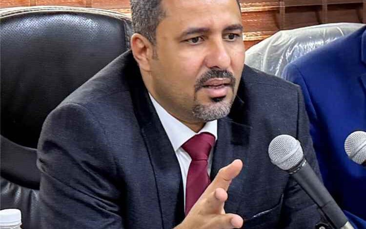 محافظ لحج يتدخل لاحتواء التوتر في الحوطة ويؤكد التزام السلطة المحلية بإنصاف أولياء الدم