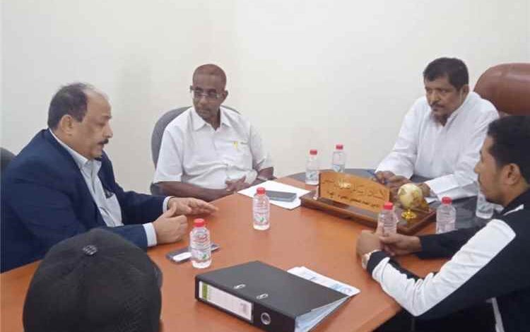 محلي المهرة يناقش مع مدير البرنامج الوطني لمكافحة السرطان تطوير وحدة الأورام بالمحافظة