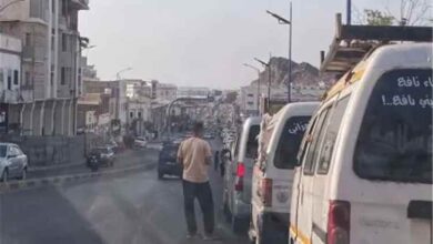 مخالفات باهظة وحجز مصدر الرزق.. سائقو «باصات الدباب» في عدن يطلقون مناشدة عاجلة