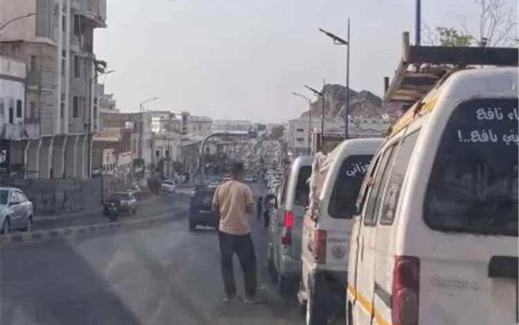 مخالفات باهظة وحجز مصدر الرزق.. سائقو «باصات الدباب» في عدن يطلقون مناشدة عاجلة