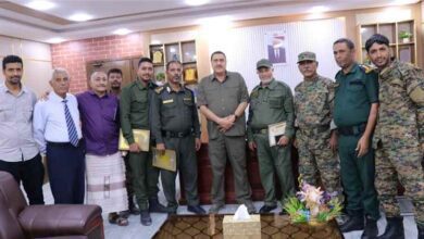 مدير أمن العاصمة عدن يكرّم شرطة المنصورة لنجاحها في كشف وضبط المتهم الرئيسي بسرقة المال العام