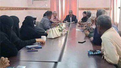 مدير إدارة التربية والتعليم بالمعلا يلتقي بموظفي الإدارة بالمديرية