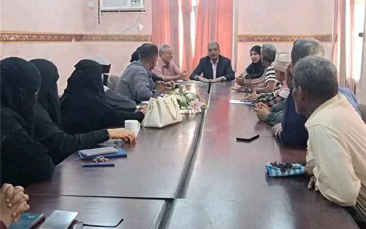 مدير إدارة التربية والتعليم بالمعلا يلتقي بموظفي الإدارة بالمديرية