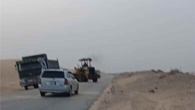مدير إعلام رضوم: استمرار أعمال إزالة الرمال الزاحفة من الطريق الدولي عتق - المكلا بمنطقة النشيمة
