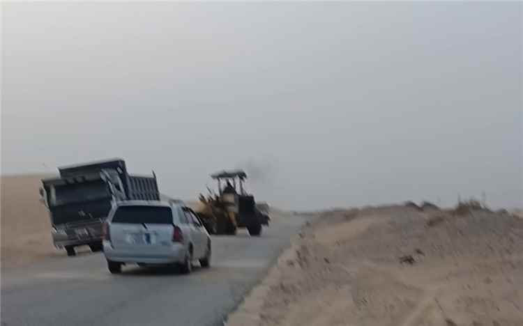 مدير إعلام رضوم: استمرار أعمال إزالة الرمال الزاحفة من الطريق الدولي عتق – المكلا بمنطقة النشيمة