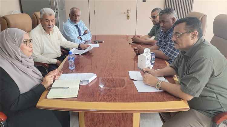 مدير البريقة يناقش تفعيل المشاركة المجتمعية والنظام المسائي بالمراكز الصحية وبناء مستشفى عام بالمديرية