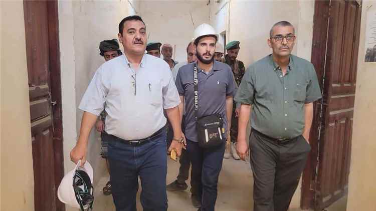 مدير البريقة يوجه بإعداد دراسة فنية لتأهيل وحدة البناء بالحسوة
