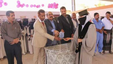 مدير تربية ساحل حضرموت ومدير مديرية غيل بن يمين يحضران حفل تخرج أول دفعة ثانوية عامة (بنات) بالمديرية