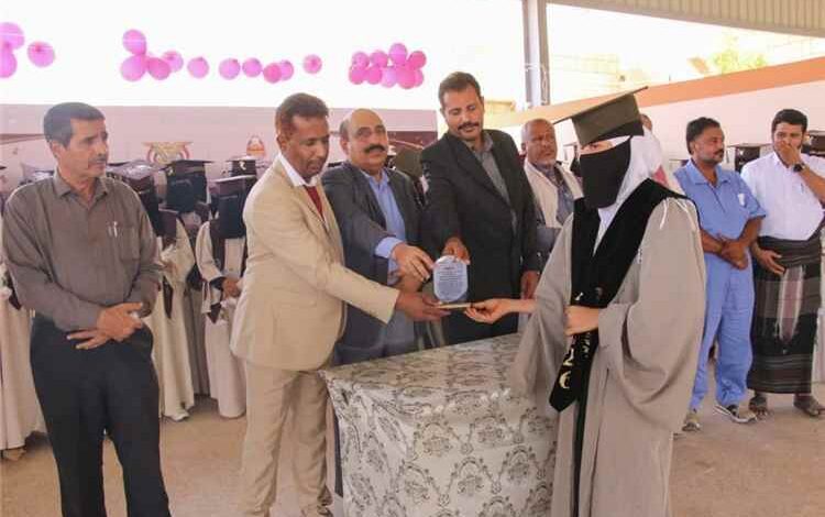 مدير تربية ساحل حضرموت ومدير مديرية غيل بن يمين يحضران حفل تخرج أول دفعة ثانوية عامة (بنات) بالمديرية