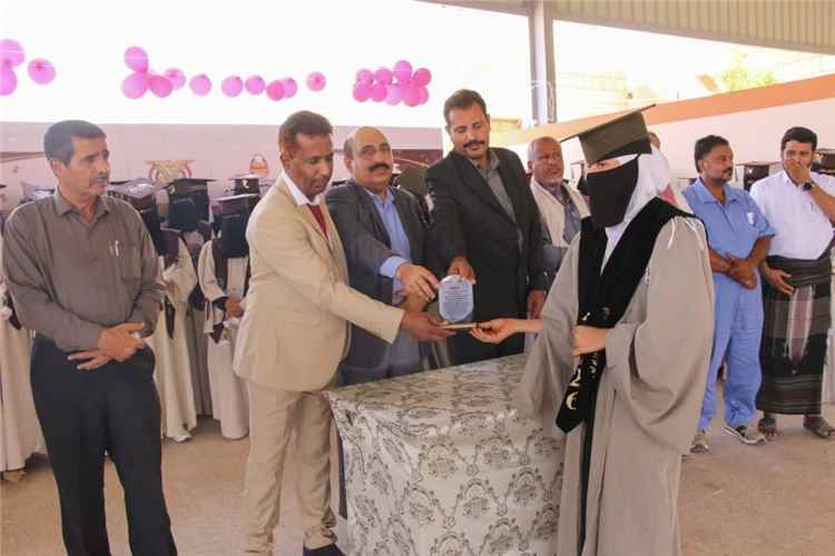 مدير تربية ساحل حضرموت ومدير مديرية غيل بن يمين يحضران حفل تخرج أول دفعة ثانوية عامة (بنات) بالمديرية