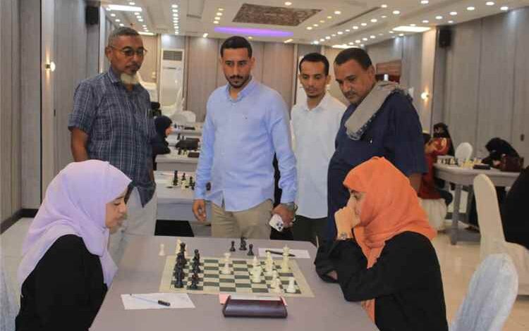 مدير شباب لحج يتفقد بطلات الجمهورية للشطرنج في عدن ويشيد بإنجازهن التاريخي