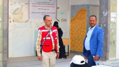 مدير عام الشؤون الاجتماعية والعمل يدشن توزيع مساعدات إيوائية لـ300 أسرة متضررة من السيول في تعز