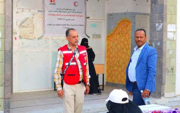 مدير عام الشؤون الاجتماعية والعمل يدشن توزيع مساعدات إيوائية لـ300 أسرة متضررة من السيول في تعز