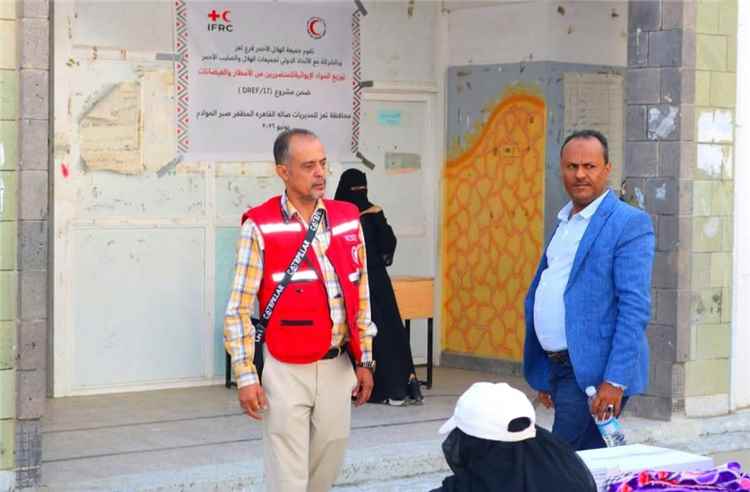 مدير عام الشؤون الاجتماعية والعمل يدشن توزيع مساعدات إيوائية لـ300 أسرة متضررة من السيول في تعز
